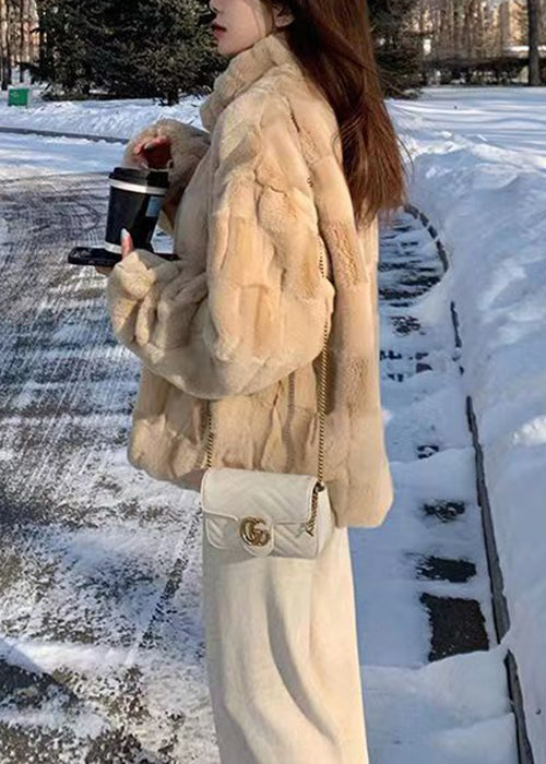 Effortlessly Elegant Coat with a Timeless Design