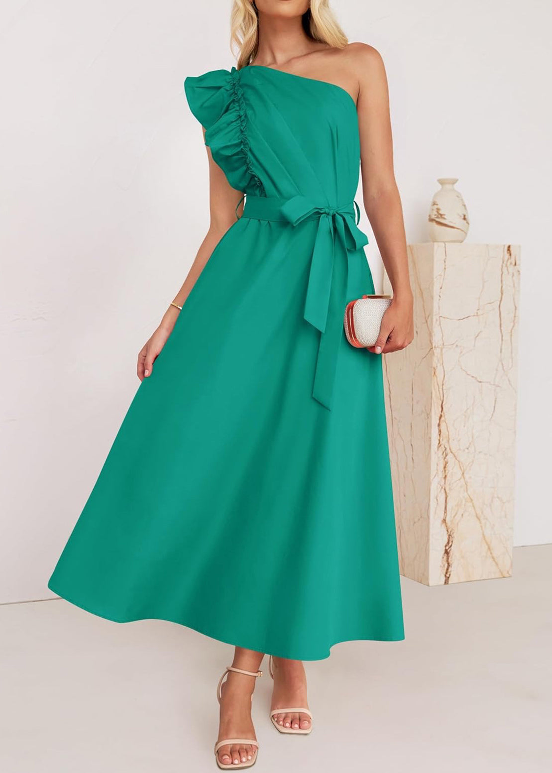 Well Tailored Dress with a Graceful Silhouette
