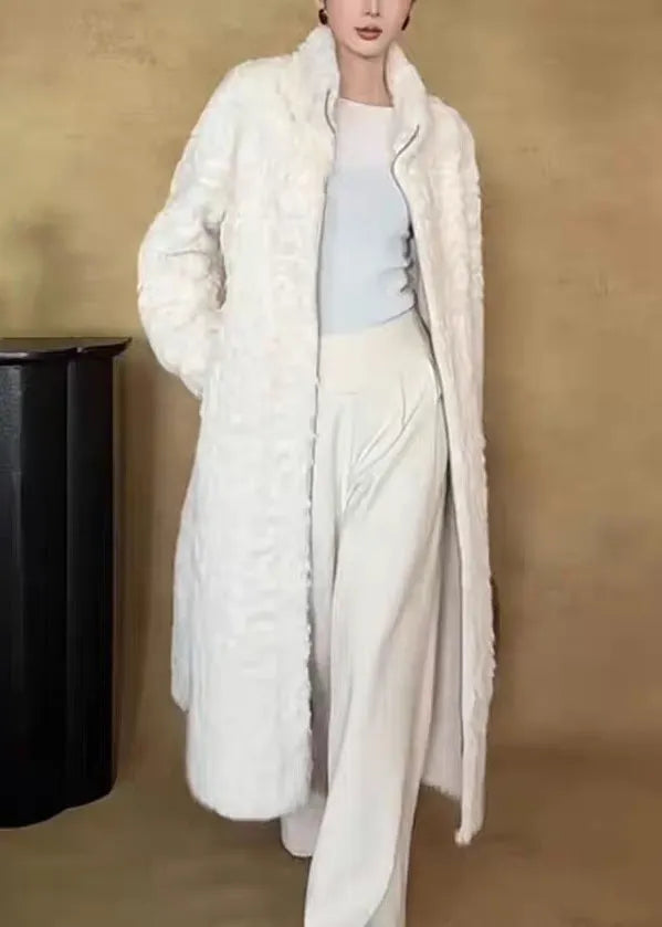 Well Tailored Coat with a Graceful Silhouette