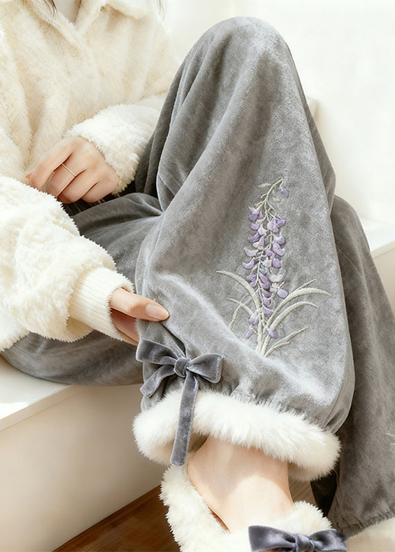 Effortlessly Elegant Pants with a Timeless Design