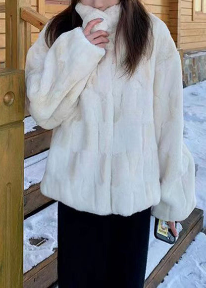 Effortlessly Elegant Coat with a Timeless Design