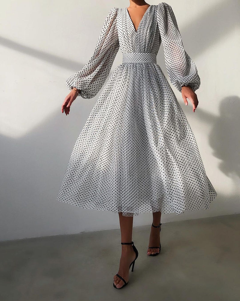 Effortlessly Elegant Dress with a Timeless Design