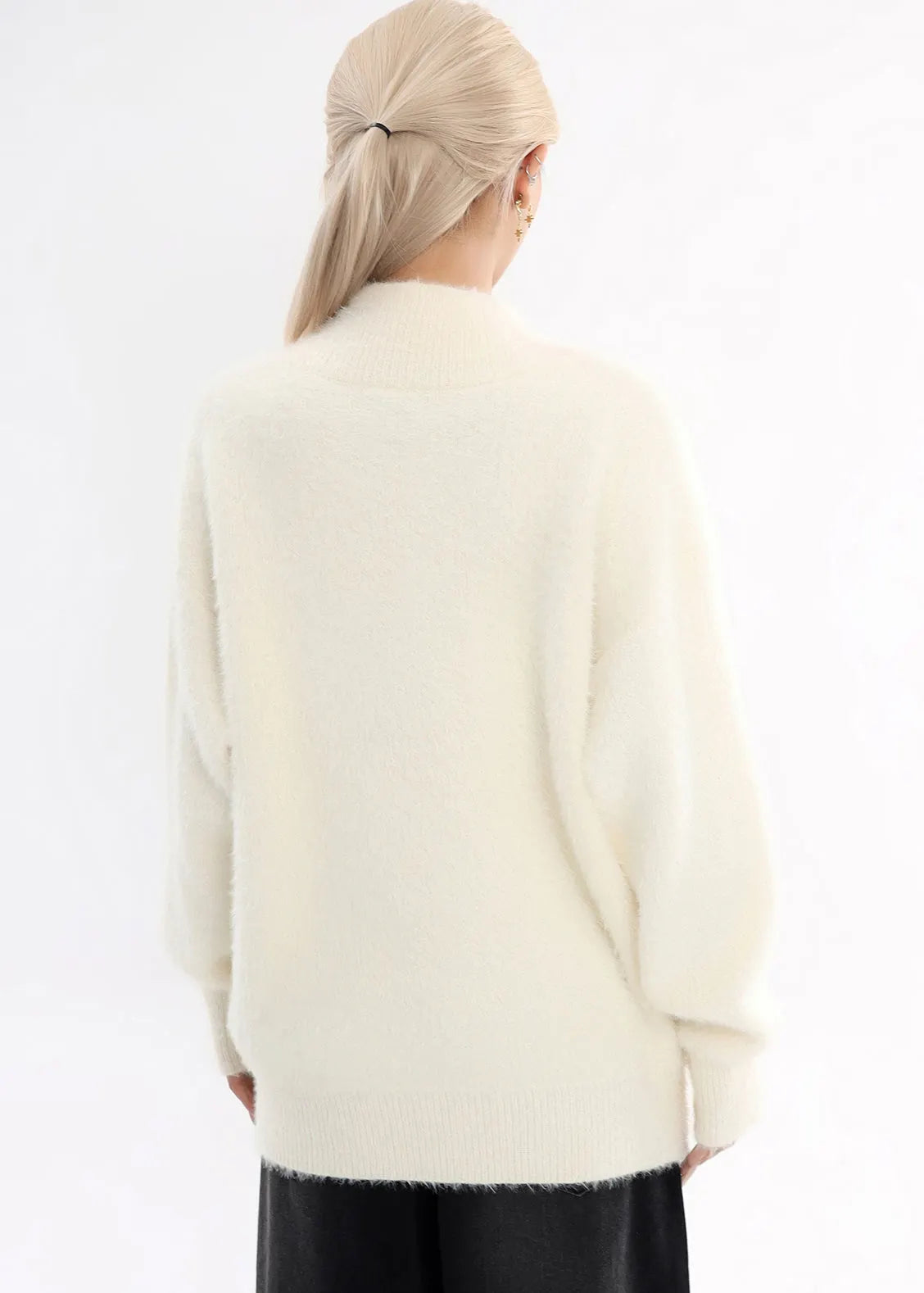 Effortlessly Elegant Sweater with a Timeless Design