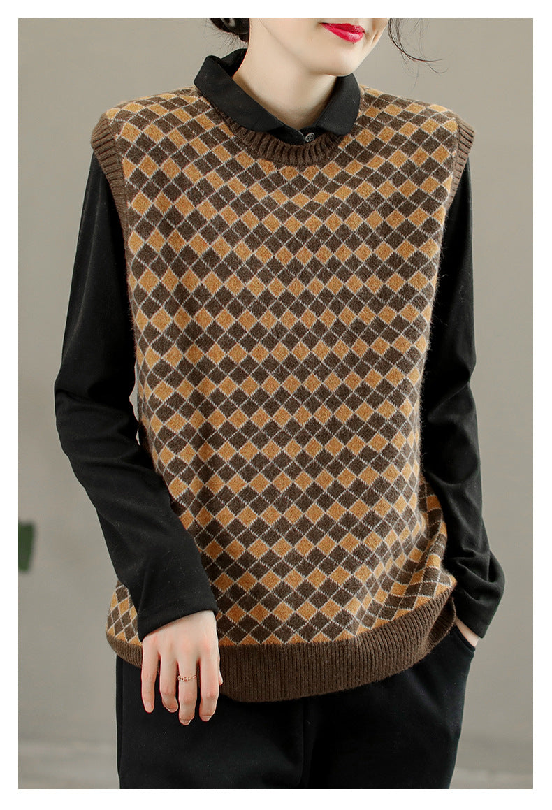 Well Tailored Sweater with a Graceful Silhouette