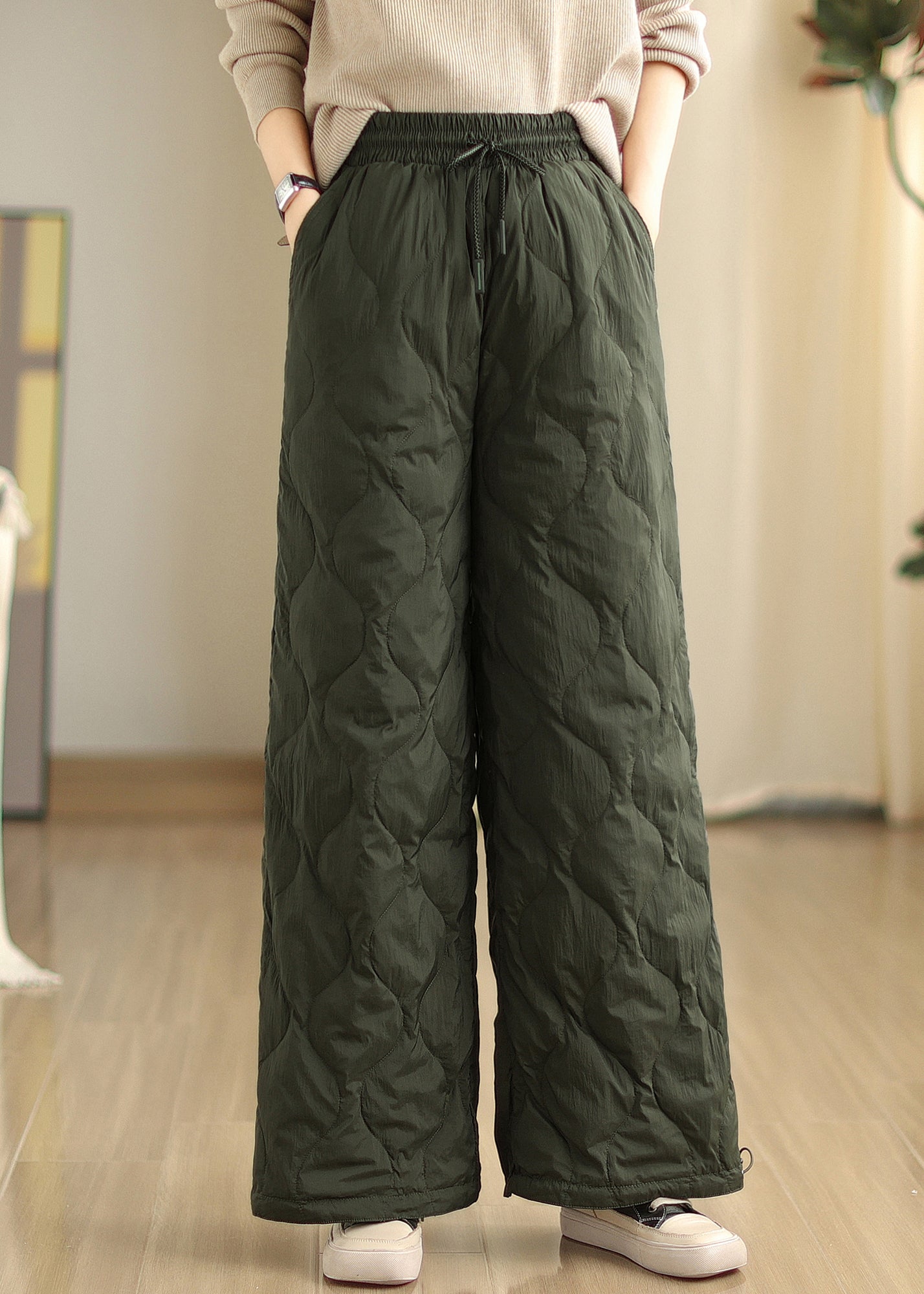 Effortlessly Elegant Pants with a Timeless Design