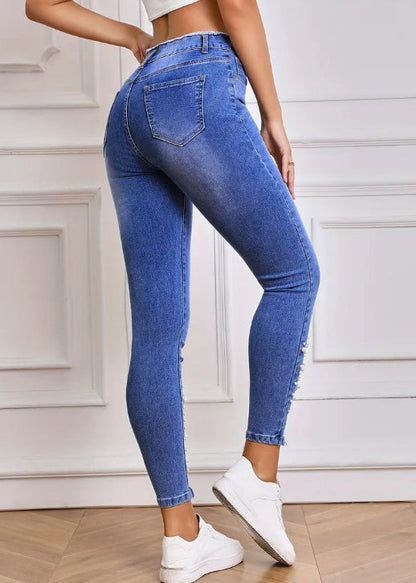 Well Tailored Pants with a Graceful Silhouette